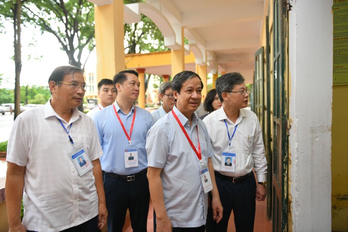 Bộ trưởng Nguyễn Kim Sơn kiểm tra tại Điểm thi Trường Trung học phổ thông Yên Mỹ. Ảnh: Bộ Giáo dục và Đào tạo