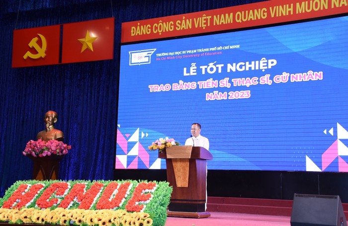 Giáo sư – Tiến sĩ Huỳnh Văn Sơn gửi gắm tới các tân khoa hãy trở thành người làm nghề chân chính, chuyên nghiệp và dám khởi nghiệp, sáng tạo. Ảnh: NTCC