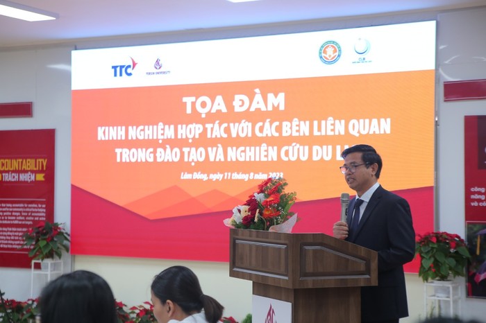 Phó giáo sư, Tiến sĩ Trần Hữu Tuấn, Hiệu trưởng Trường Du lịch (Đại học Huế), Chủ nhiệm Câu lạc bộ khối Đào tạo Du lịch phát biểu tại tọa đàm.