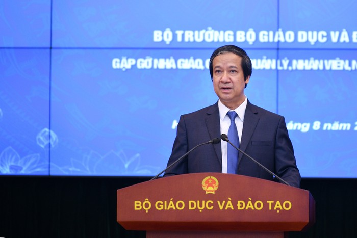 Bộ trưởng Nguyễn Kim Sơn phát biểu tại cuối buổi gặp gỡ các giáo viên.