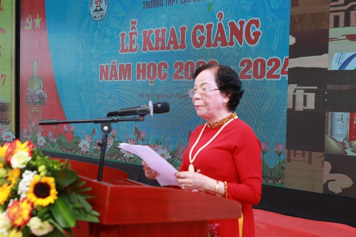 Cô giáo Phạm Thị Phinh - Uỷ viên Hội đồng quản trị đọc thư của Chủ tịch nước trong buổi lễ Khai giảng.
