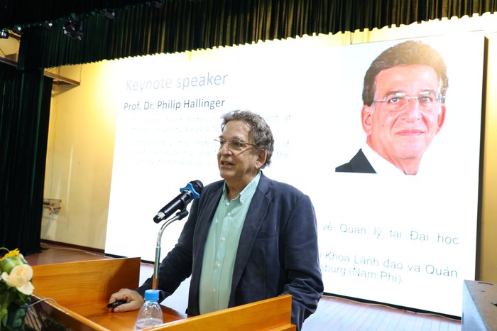 Giáo sư, Tiến sĩ Philip Hallinger, Trường Đại học Mahidol, Thailand chia sẻ tại Hội thảo.