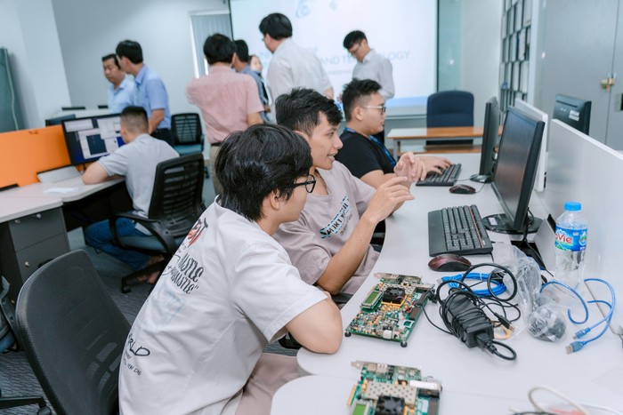 Năm học 2023 - 2024, Trường Đại học Công nghệ thông tin - Đại học Quốc gia Thành phố Hồ Chí Minh bắt đầu tuyển sinh và đào tạo ngành Kỹ thuật thiết kế vi mạch. Ảnh: NTCC