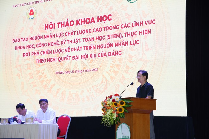 Giáo sư, Tiến sĩ Khoa học Vũ Hoàng Linh chia sẻ tại Hội thảo.