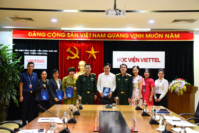 Đối tác đến tham quan, hợp tác với Học viện Viettel.