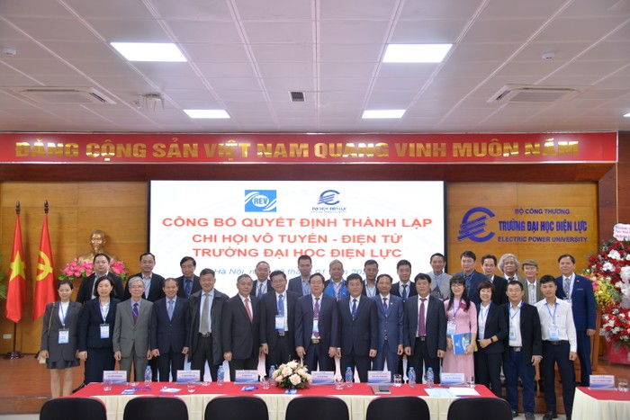 Dịp này, Nhà trường long trọng tổ chức Lễ công bố thành lập Chi hội Vô tuyến - Điện tử Trường Đại học Điện lực trực thuộc Hội Vô tuyến - Điện tử Việt Nam.