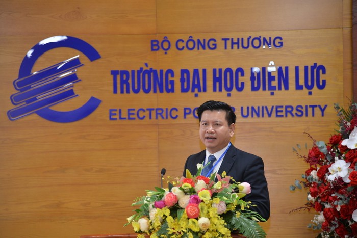 Phó Giáo sư, Tiến sĩ Đinh Văn Châu - Quyền Hiệu trưởng Trường Đại học Điện lực phát biểu tại buổi khai mạc Hội thảo.