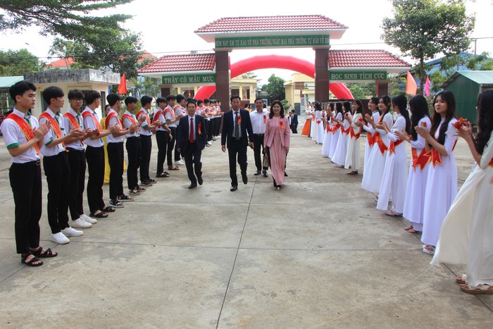 Lãnh đạo tỉnh Đắk Nông dự Lễ kỉ niệm 10 năm thành lập Trường Trung học phổ thông chuyên Nguyễn Chí Thanh. Ảnh: NVCC