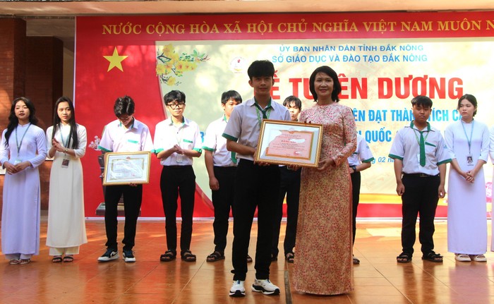 Bà Tôn Thị Ngọc Hạnh – Phó Chủ tịch Ủy ban Nhân dân tỉnh Đắk Nông trao bằng khen cho các học sinh đạt thành tích trong Kỳ thi chọn học sinh giỏi quốc gia năm học 2023 - 2024. Ảnh: Nguyễn Hiền - Báo Đắk Nông