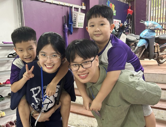 Đinh Khánh An và nhóm bạn mở trại hè dạy tranh biện tiếng Anh miễn phí cho các em nhỏ. Ảnh: NVCC