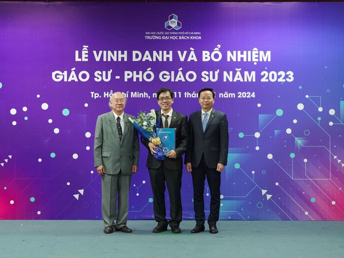 PGS TS Nguyễn Thanh Trương (ở giữa), giám đốc trung tâm đào tạo BDCN (anh website).jpg