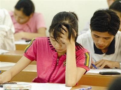 Hình ảnh minh họa cho tâm lý căng thẳng, mệt mỏi trong thi cử (Ảnh: news.zing.vn)