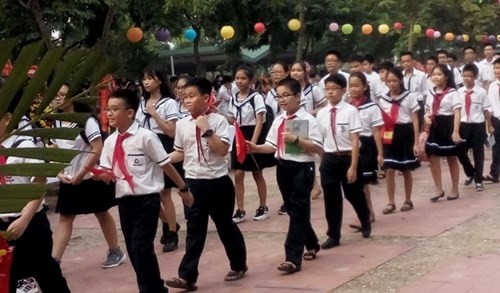 Hình ảnh các em học sinh vui mừng, phấn khởi bước vào năm học mới (Ảnh: giaoduc.net.vn)