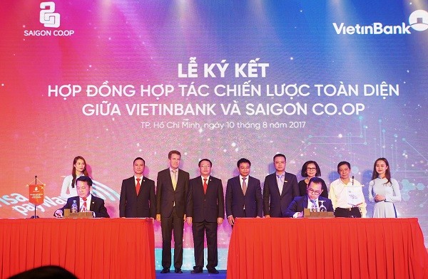 Ông Phùng Duy Khương - Giám đốc Khối Bán lẻ, hàm Phó Tổng Giám đốc VietinBank và đại diện Saigon Co.op ký hợp đồng cung cấp các dịch vụ ngân hàng bán lẻ và phát hành thẻ đồng thương hiệu Visa Paywave