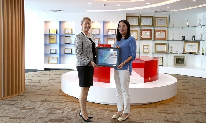 Ms. Deborah Jensen – Giám đốc Dịch vụ và vận hành Khu vực Đông Nam Á và bà Nguyễn Hương Loan – Phó tổng giám đốc Maritime Bank.