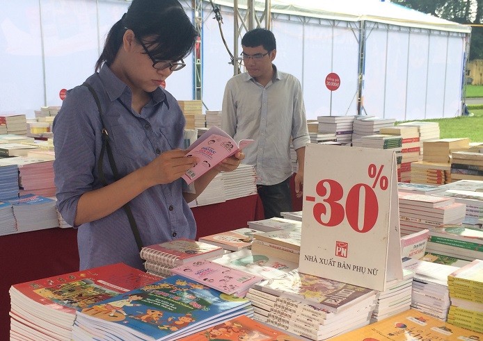 Nhiều mặt hàng sách tại Hội sách Hà Nội lần thứ IV được giảm giá đến 30% (Ảnh: Ngọc Bích).