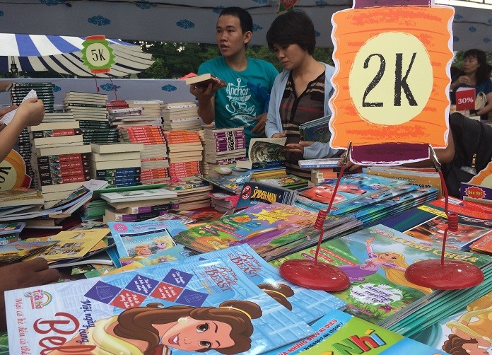 Gian hàng sách, truyện tranh cho trẻ em với đồng giá 2.000 đồng (Ảnh: Ngọc Bích).