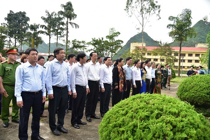 Ông Nghiêm Xuân Thành - Ủy viên Ban chấp hành Đảng bộ khối Doanh nghiệp trung ương, Bí thư Đảng ủy, Chủ tịch Hội đồng quản trị Vietcombank (ngoài cùng bên trái) cùng Đoàn công tác của Quốc hội dâng hương tại Đền thờ Bắc Sơn.