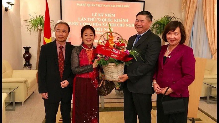 Vợ chồng bà Trịnh Thị Mùi (bên trái) thay mặt Trung tâm thương mại Thái Bình Dương tặng hoa cho Đại sứ Đoàn Xuân Hưng tại Berlin (Ảnh: tác giả cung cấp).