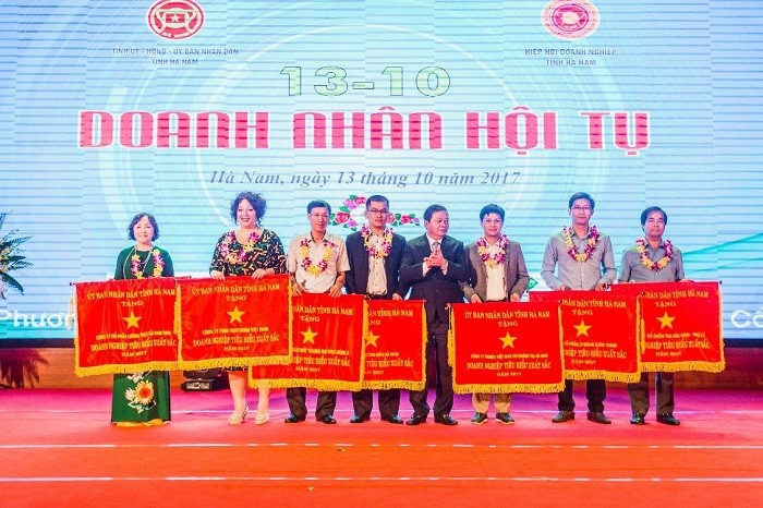 Công ty Cổ phần Sao Thái Dương đón nhận bằng khen tại chương trình “Doanh Nhân Hội Tụ”.