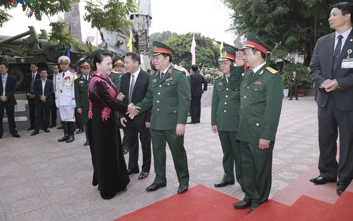 Chủ tịch Quốc hội Nguyễn Thị Kim Ngân thăm Bảo tàng Quân sự trước Lễ dâng hoa tượng đài Lenin.