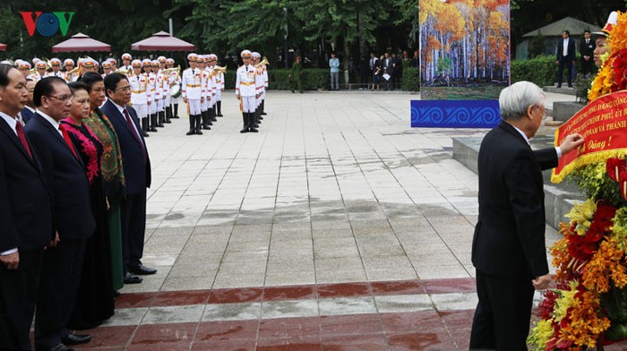 Tổng Bí thư Nguyễn Phú Trọng dâng hoa trước tượng đài Lenin.