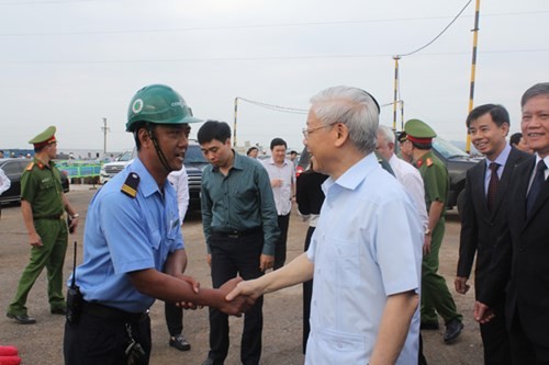 Tổng Bí thư Nguyễn Phú Trọng với nhân viên thi công trên Dự án tổ hợp sản xuất ô tô VINFAST tại Thành phố Hải Phòng.