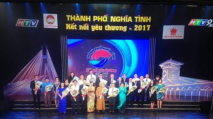 Ông Đào Hảo – Phó Tổng Giám đốc Vietcombank (hàng đầu, thứ 2 từ phải sang) nhận hoa lưu niệm do Bà Tô Thị Bích Châu – Chủ tịch Ủy ban Mặt trận Tổ quốc Việt Nam Thành phố Hồ Chí Minh trao tặng.