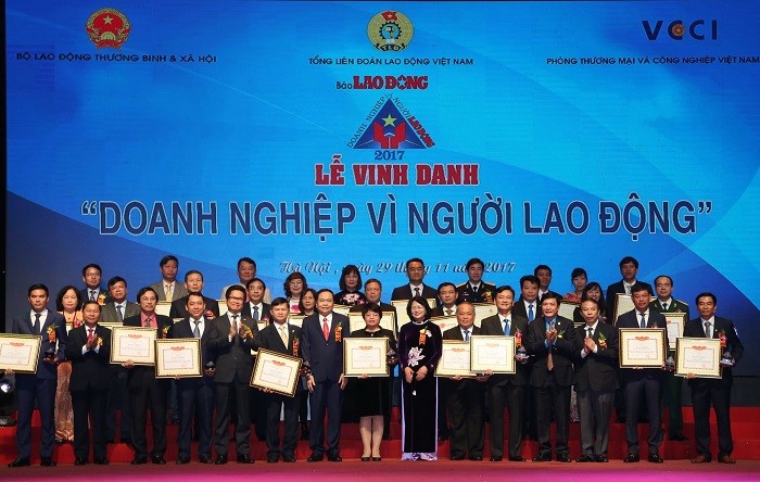 BIDV là một trong 10 doanh nghiệp xuất sắc nhất được nhận bằng khen của Bộ Lao động Thương binh và Xã hội.