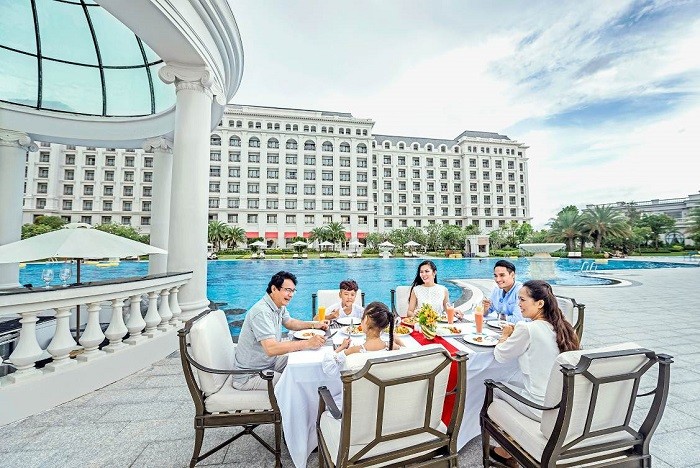 “Gia đình trọn niềm vui” tại “Thiên đường mùa lễ hội - Festive Holidays at Vinpearl Paradise”.