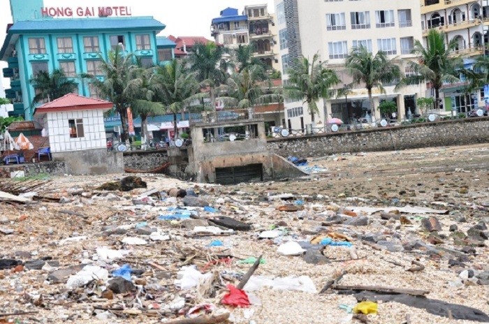 Ngày trước, bãi tắm Bãi Cháy bị ô nhiễm không ai dám xuống tắm.