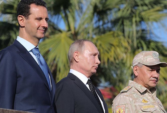 Tổng thống Nga Putin gặp người đồng cấp Syria Bashar al-Assad tại căn cứ không quân Khmeimim (Ảnh AP).