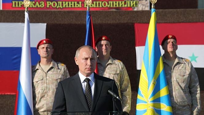 Tổng thống Nga Putin tại căn cứ không quân Khmeimim đã tuyên bố rút quân khỏi Syria (Ảnh AP).