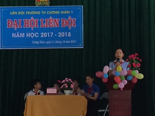 Chị Thủy – Hiệu trưởng nhà trường phát biểu chỉ đạo tại Đại hội Liên Đội năm học 2017-2018. (Ảnh: tác giả cung cấp).
