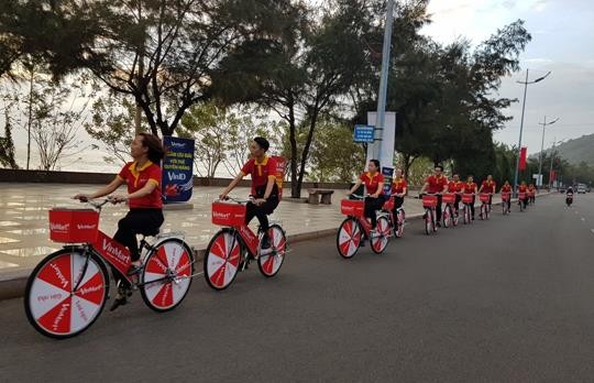 Đoàn roadshow chuyên nghiệp của VinMart+ thu hút sự chú ý người dân và du khách.