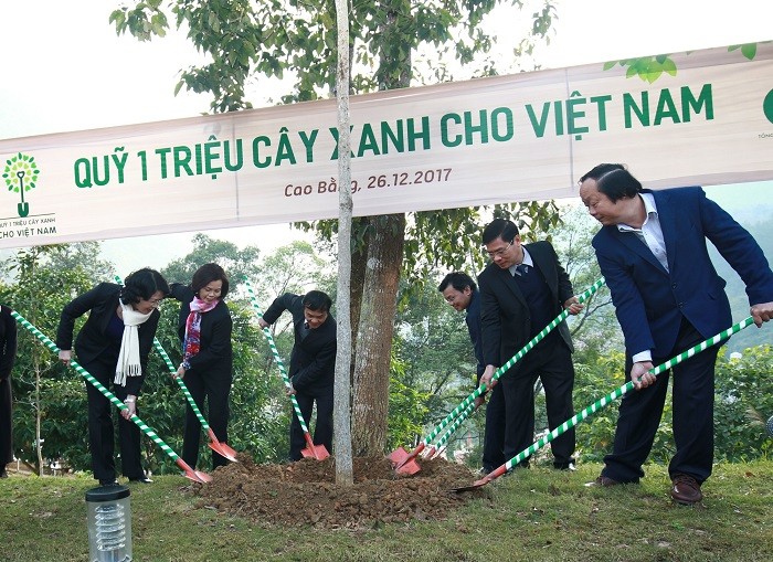 Bà Đặng Thị Ngọc Thịnh – Ủy viên Ban Chấp hành Trung ương Đảng, Phó Chủ tịch nước Cộng hòa Xã hội Chủ nghĩa Việt Nam cùng các Đại biểu trồng cây tại Khu di tích Quốc gia đặc biệt Pác Bó, tỉnh Cao Bằng.