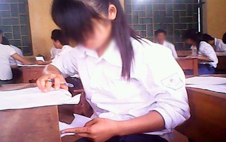 Ảnh chụp clip quay cảnh gian lận thi cử trong kỳ thi tốt nghiệp trung học phổ thông năm 2012 tại trường Đồi Ngô, Bắc Giang.