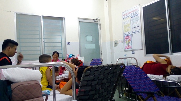 Bên trong phòng điều trị Khoa tiêu hóa của Bệnh viện Nhi Đồng 1 đêm giao thừa.