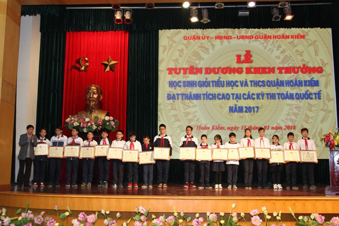 Các em học sinh đạt thành tích cao tại các kỳ thi toán nhận khen thưởng tại buổi lễ (Ảnh: tác giả cung cấp).