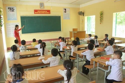 Các em học sinh đang bị quá tải vì lịch học kín mít (Ảnh minh họa: báo tin tức).