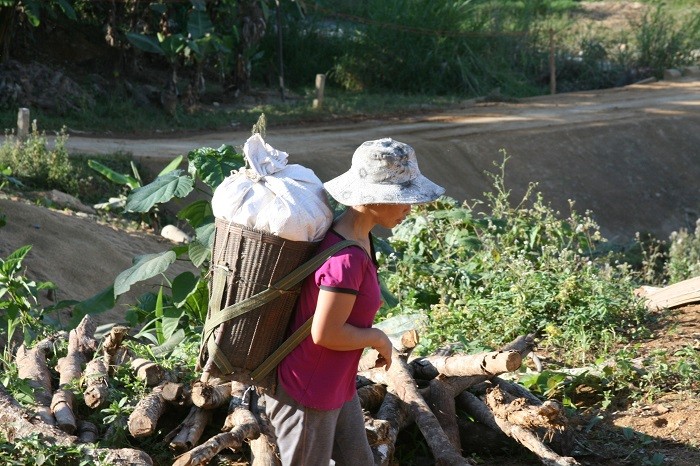 Người dân trao đổi hàng hóa (Ảnh: tác giả cung cấp).