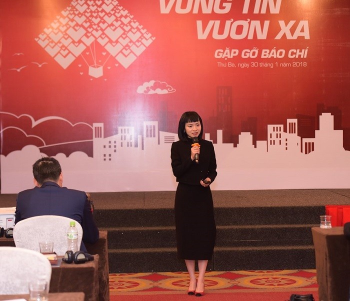 Bà Phạm Vũ Minh Đan - Giám đốc khối quản trị nguồn nhân lực chia sẻ tại buổi lễ.