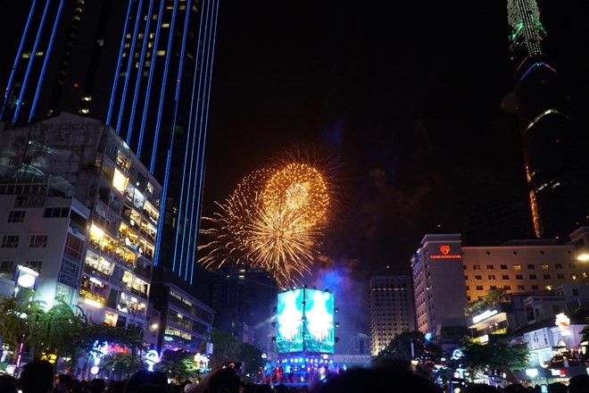 Bắn pháo hoa chào đón năm mới tại TP. Hồ Chí Minh. (Ảnh: Phương Vy/TTXVN).