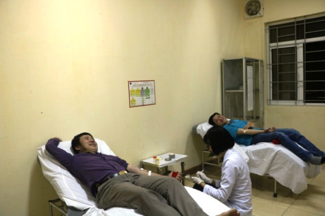 Thầy Hùng cùng anh Nguyễn Văn Quân đã vượt gần 200 km trong đêm để kịp hiến máu cứu người.