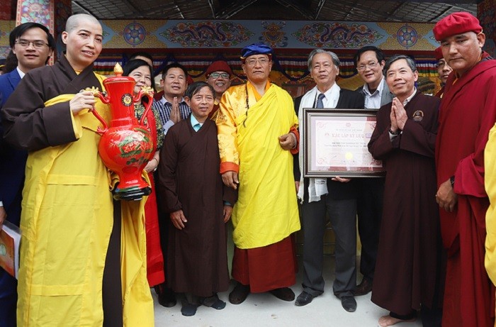 Thầy Tì kheo ni Thích Minh Giác nhận kỷ niệm chương từ Tổ chức Kỷ lục Việt Nam.