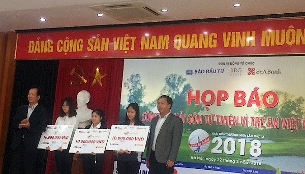 Ông Võ Hồng Phúc cùng đại diện Ban tổ chức giải học bổng cho các em học sinh, sinh viên (Ảnh: An Nhiên).