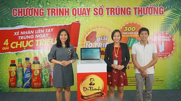 Buổi quay số đầu tiên của chương trình khuyến mãi hè đã diễn ra ngày 03/4 với sự tham dự của đại diện Sở công thương tỉnh Bình Dương và khách hàng (bìa phải).