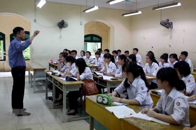 Giáo viên và các em học sinh vất vả với hoạt động dạy, học (Ảnh minh họa: Quý Trung/TTXVN).