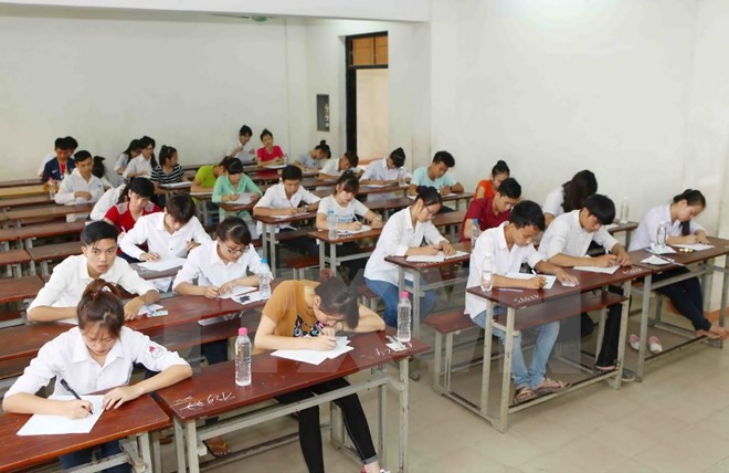 Học sinh trước áp lực học tập, thi cử (Ảnh minh họa: TTXVN).