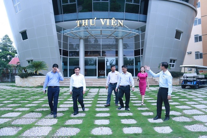 Phó giáo sư, Tiến sĩ Mai Văn Trinh, Cục trưởng Cục Quản lý chất lượng thăm thư viện của Trường đại học Ngân hàng Thành phố Hồ Chí Minh.